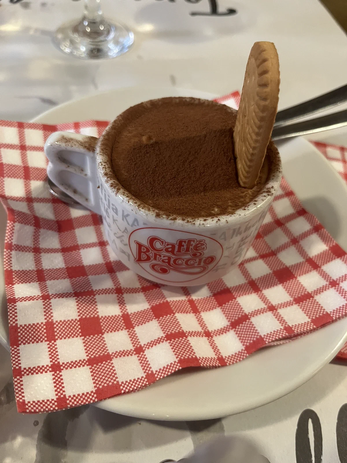 装在咖啡杯里的提拉米苏，甜点控的福音 ☕ 拍摄于 %!s(<nil>). 技术参数: %!s(<nil>), <nil>, f/<nil>, <nil>s, ISO <nil>