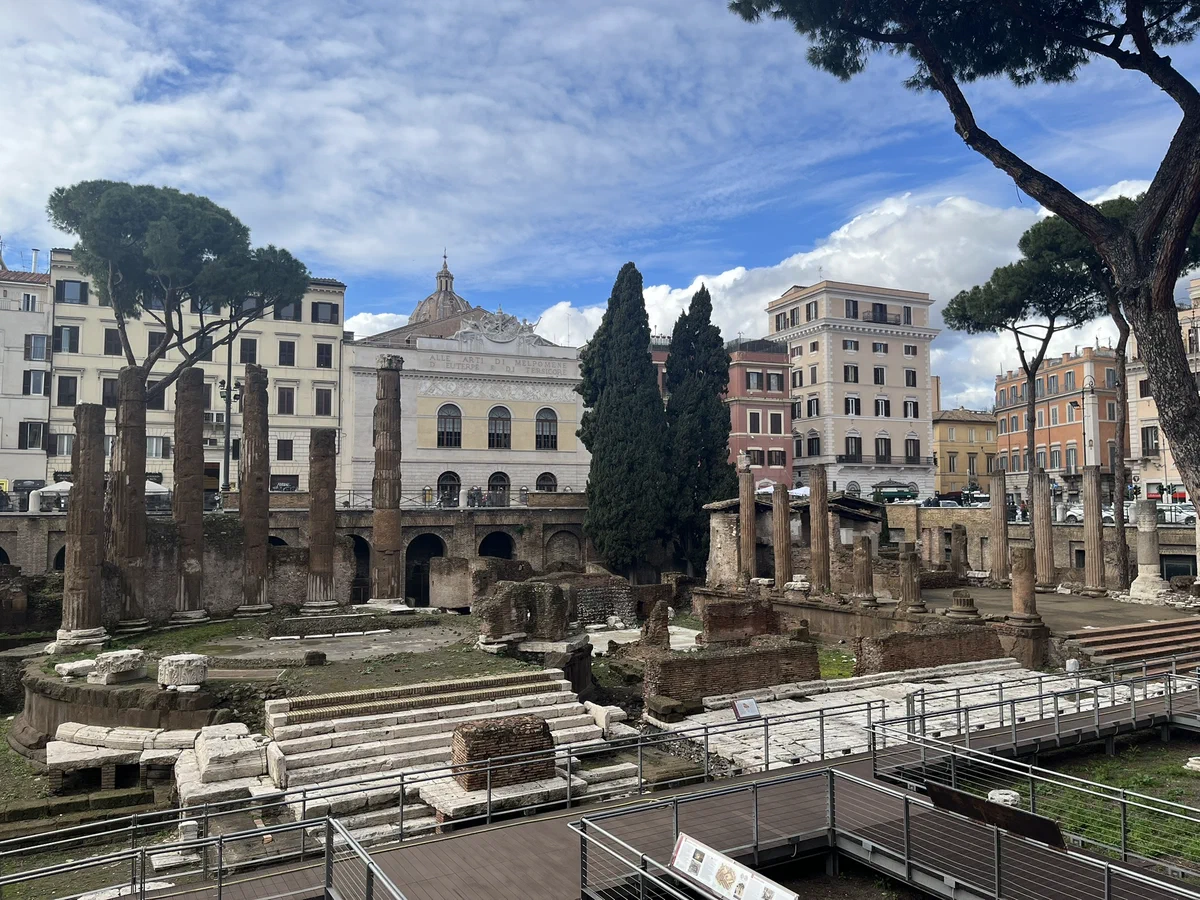 银塔广场 (Largo di Torre Argentina)：猫咪与凯撒的遗迹 拍摄于 %!s(<nil>). 技术参数: %!s(<nil>), <nil>, f/<nil>, <nil>s, ISO <nil>